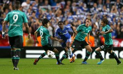 Samuel Eto'o berusaha melewati para pemain Schalke. Reuters/Eddie Keogh.