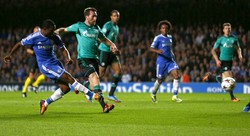 Samuel Eto'o melepaskan tendangan yang berbuah gol ke gawang Schalke. Dalam pertandingan ini, Eto'o dua kali membobol gawang Schalke. Gol itu dibuatnya di menit ke-31 dan 54. Reuters/Eddie Keogh