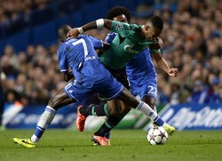 Dennis Aogo mendapat penjagaan ketat dari Ramires dan Willian. Reuters/Dylan Martinez.