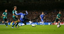 Demba Ba menambah keunggulan Chelsea di menit ke-83. Reuters/Eddie Keogh.