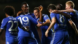 Para pemain Chelsea merayakan kemenangan. Dengan kemenangan ini, Chelsea makin kokoh di puncak klasemen Grup E dengan sembilan poin dari empat pertandingan. Sementara Schalke ada di urutan dua dengan enam poin. Reuters/Eddie Keogh.
