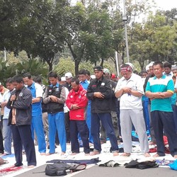 Di Tengah Demo, Buruh Salat Jumat di Depan Pintu Balai Kota