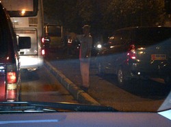 Mobil Berpelat TNI Penyok dan Halangi Jalur Busway Warung Buncit