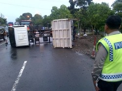Truk Pasir Terguling di Depan Makodam IV Diponegoro