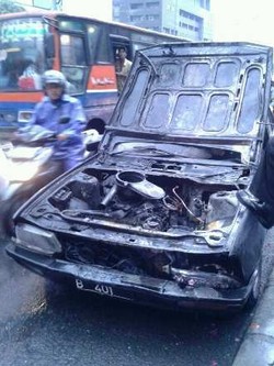  Peugeot Terbakar di Bundaran HI, Arah ke Sudirman Macet