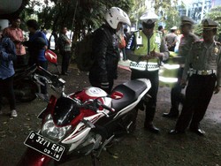 Polisi Ditilang Karena Terobos Busway di Pancoran