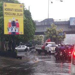 Lalin di Mampang: Genangan Air, Macet Parah Hingga Traffic Light Patah