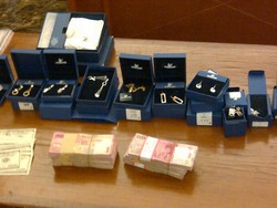 Ini Dia 22 Item Perhiasan Swarovski Milik Holy Pemberian Gatot