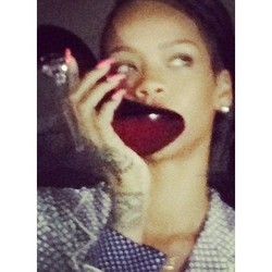 Rihanna Berpesta dengan Menenggak Minuman dari Sepatunya