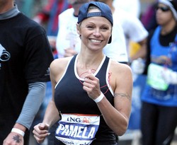  Pamela Anderson Potong Rambutnya Jadi Super Pendek Demi Ikut Marathon