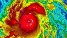 Topan Dahsyat Haiyan Terjang Filipina, 3 Orang Tewas