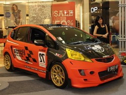 Honda Jazz Street Racing dengan Bodi Kit Mulus