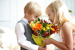 Cara yang Bisa Dilakukan Orang Tua Jika Ingin Ajari Anak Apa Itu Cinta