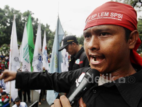 Buruh Blokir Jalan Medan Merdeka Selatan