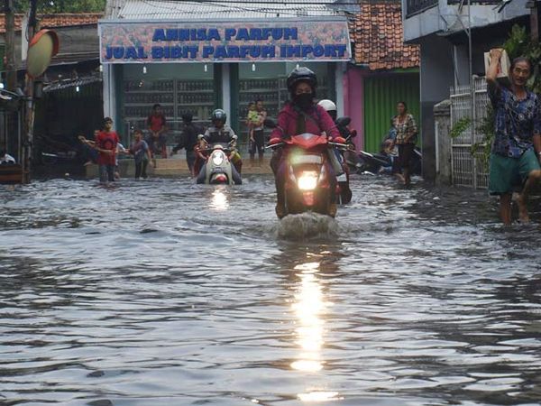 Banjir Rendam Jalan Tegal Parang