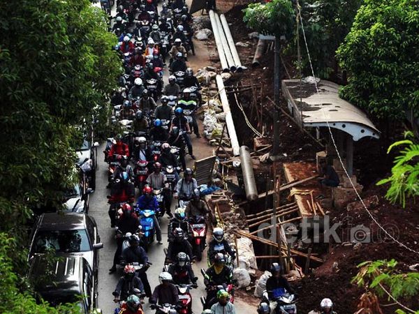 Ada Proyek Galian Pipa, TB Simatupang Macet