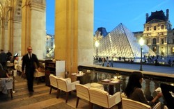 Di Restoran Mewah Ini, Orang Jelek Dapat Tempat Duduk di Pojok