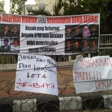 Rapat Paripurna Pemilihan Wawali Surabaya Diwarnai Aksi Demo