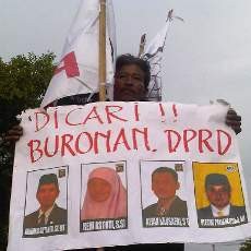 Massa PRRT Usung Foto Pemboikot Pemilihan Wawali Surabaya