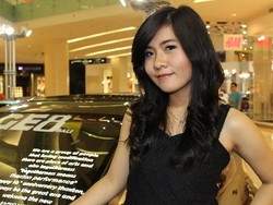 Lebih Nyantai, Gadis Manis Ini Pilih Jadi Penumpang Saja