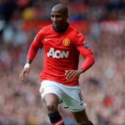 Diving Lagi, Young Dikabarkan Akan Dijual MU