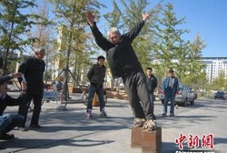 Pria Tua Berkaki Perkasa, Sanggup Berjalan dengan Sepatu Besi 405 Kg