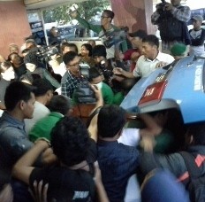 Ratu Tatu Menangis Saat Datang ke Rumah Atut