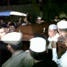 Jenazah Hikmat Tomet Tiba di Rumah Dinas Atut