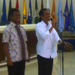 Jokowi Stand Up Comedy Sebelum Beri Kuliah ke Mahasiswa Undip