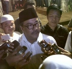 Rano Karno dan Ribka Tjiptaning Melayat Suami Atut