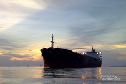 Pesona Kapal Berlabuh di Pulau Rupat, Riau