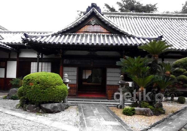 Melihat Kuil Takakuraji di Jepang