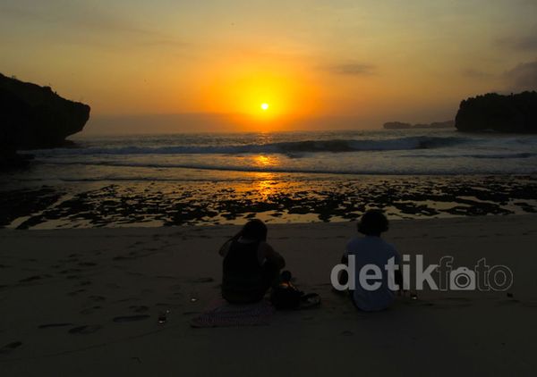 Keindahan Sunset di Pantai Srau Patut Dicoba