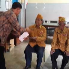 Wajah Tiga Veteran Surabaya Sumringah Dapat Sumbangan