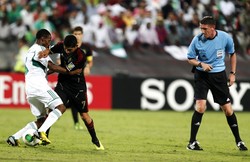 Akinjdi Idowu berebut bola dengan Luis Hernadez. Dalam pertandingan final ini, Nigeria menundukkan Meksiko dengan skor 3-0 tanpa balas. AFP/Karim Sahib.