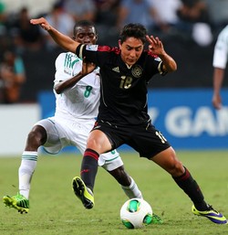 Omar Govea mendapat penjagaan ketat dari Abdullahi Afa dalam pertandingan final di Mohammed Bin Zayed Stadium. AFP/Marwan Naamani.