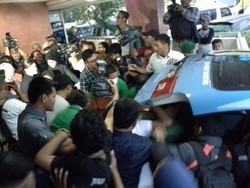  Ical Datangi Pemakaman Suami Atut dengan Helikopter