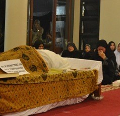 Ratu Atut yang Setia Dampingi Jenazah Suaminya