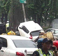 Tabrak Pembatas Jalan di Kuningan, Sopir Nissan Juke Luka Ringan