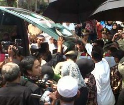 Undang Warga, Atut Gelar Pengajian Wafat Suaminya di Serang