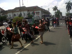 Peringati Hari Pahlawan, Pemuda Yogya Menyapu Trotoar