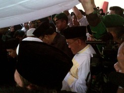 Ical Hadiri Pemakaman Suami Ratu Atut di Serang