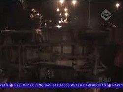 Mobil Box Berisi Sembako Terguling