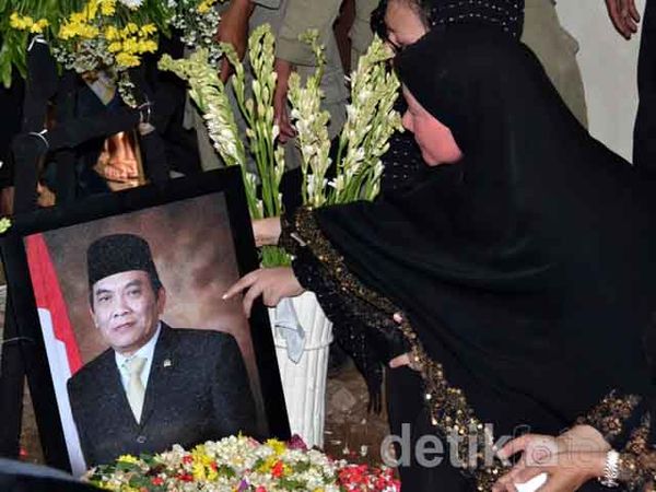 Suami Dimakamkan, Atut Tak Kuasa Menahan Tangis