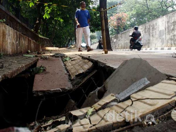 Trotoar Amblas Bahayakan Pengguna Jalan