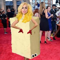 Mengigau, Lady Gaga Makan Pizza di Kamar Mandi