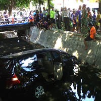 Pengemudi Ngantuk, Livina Mandi di Sungai Nginden