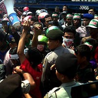 Tuntut Pos Penjagaan Perlintasan KA, Warga Duduk Sampeyan Blokir Rel