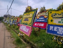 Ratusan Karangan Bunga Belasungkawa Masih Memenuhi Sekitar Rumah Atut