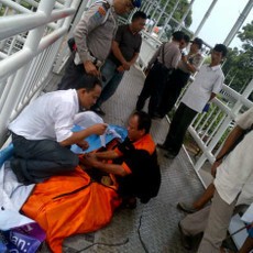 Pria Tewas Terpeleset Tangga Penyeberangan di Pasar Genjing